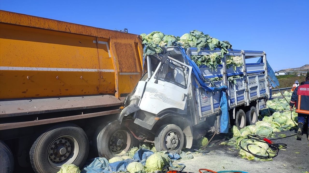 Mersin'de Tırla Çarpışan Kamyonun Sürücüsü Kurtarıldı