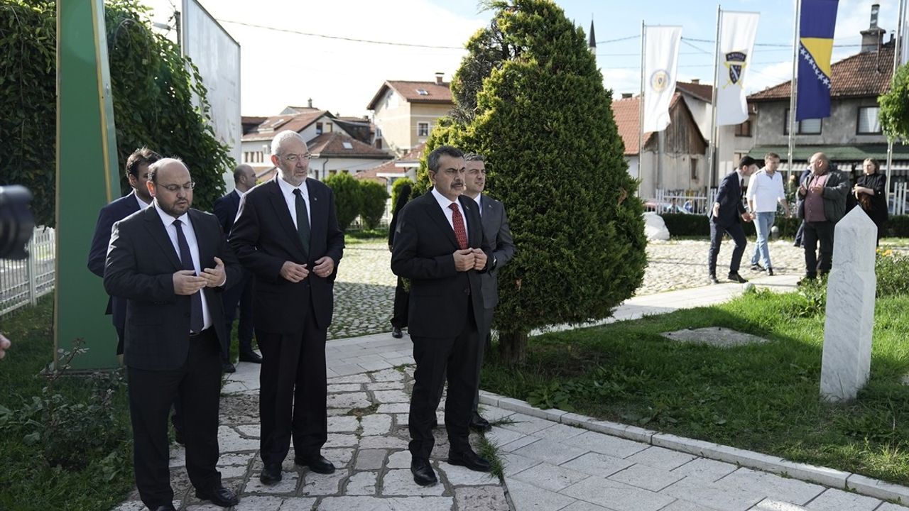 Milli Eğitim Bakanı Tekin, Saraybosna'daki Kovaçi Şehitliği'ni Ziyaret Etti