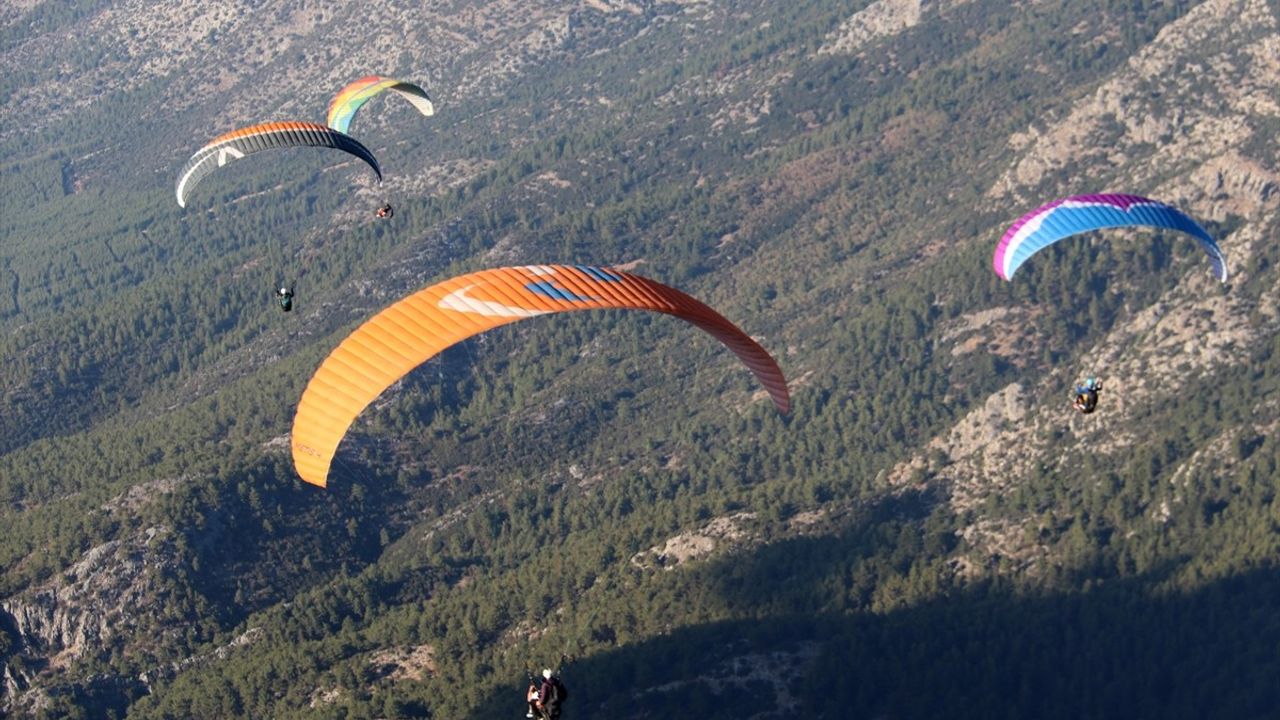 Muğla'daki 24. Uluslararası Ölüdeniz Hava Oyunları Festivali Sürüyor