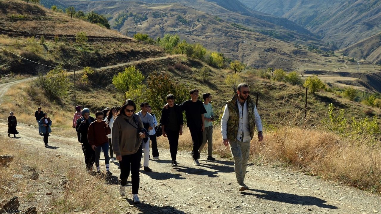 Muş'ta Gençlerin Katıldığı Doğa Yürüyüşü Etkinliği