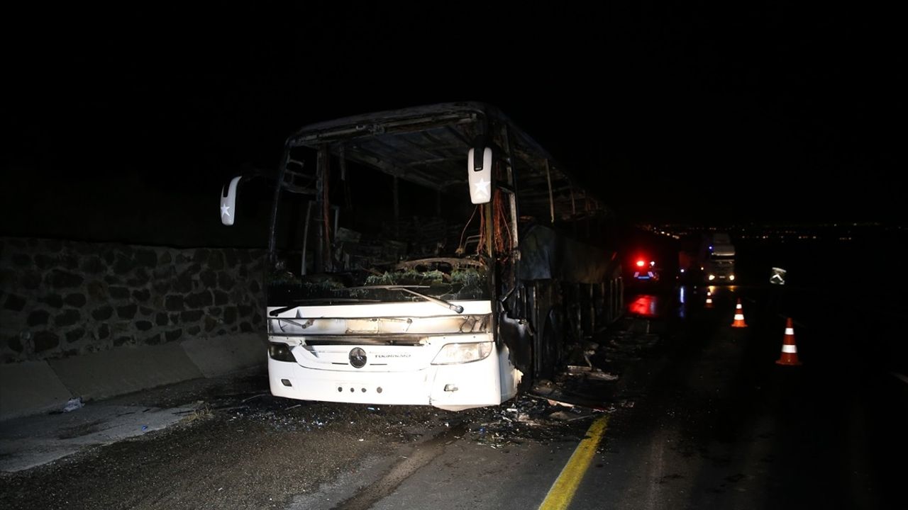 Muş'ta Seyir Halindeki Yolcu Otobüsü Alev Aldı