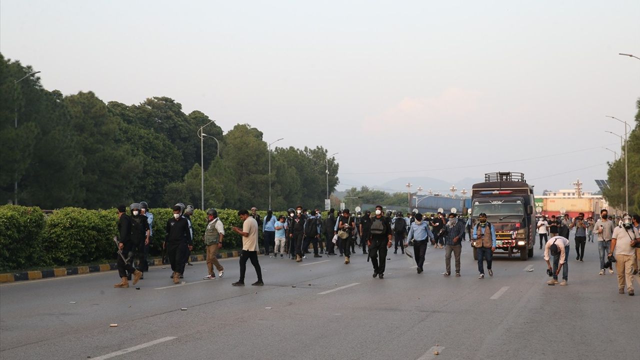 Pakistan'da İmran Han İçin Protesto Gösterileri: Polis Müdahale Etti