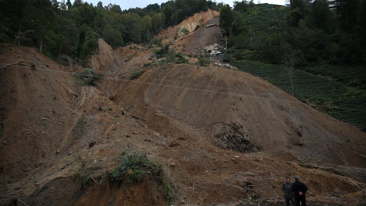 Rize'de Heyelan Sonrası İncelemeler Devam Ediyor