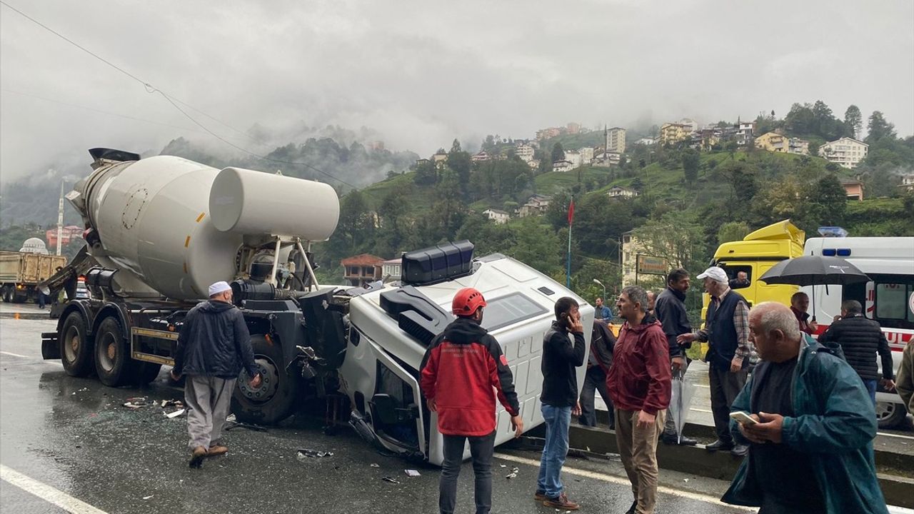 Rize'de Kamyon ve Beton Mikserinin Çarpışması: 2 Yaralı