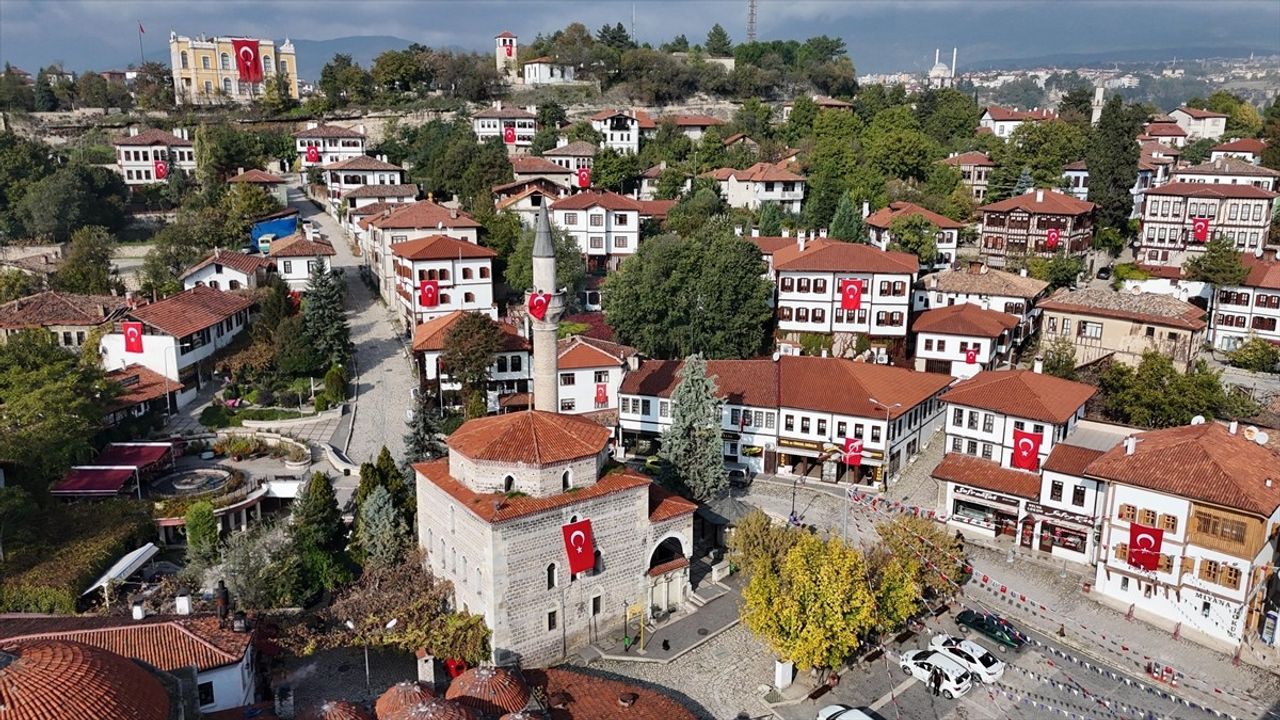 Safranbolu'da Türk Bayraklarıyla Kutlama