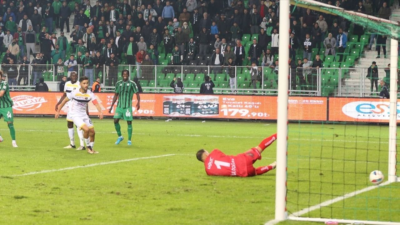 Sakaryaspor, Uğur Okulları İstanbulspor'u 3-1 Geçti