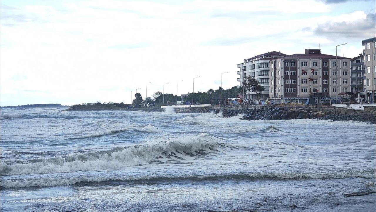 Samsun'un Yakakent İlçesinde Şiddetli Rüzgar ve Oluşan Dev Dalgalar