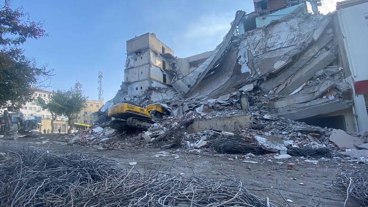 Şanlıurfa'da Yıkım Sırasında Çöken Bina İş Makinesine Zarar Verdi