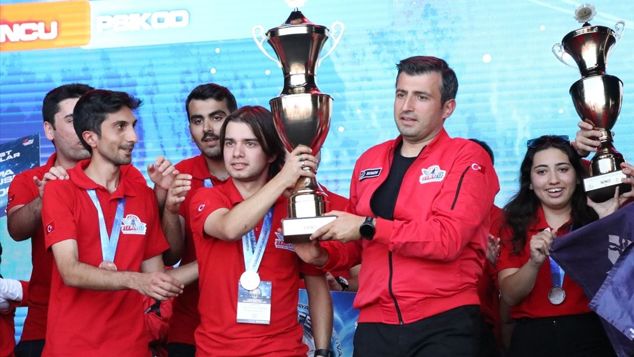 Selçuk Bayraktar TEKNOFEST Adana'da Geleceğe Umut Aşıladı