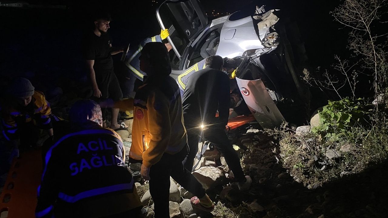 Sinop'ta Çay Yatağına Uçan Otomobilde İki Yaralı