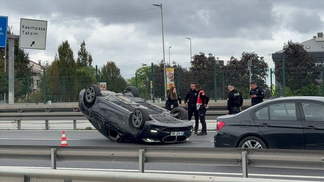 Şişli'de Otomobil Bariyerlere Çarptı: Sürücü Yaralandı