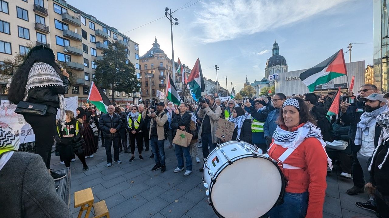 Stockholm'de İsrail'in Saldırılarına Karşı Protesto