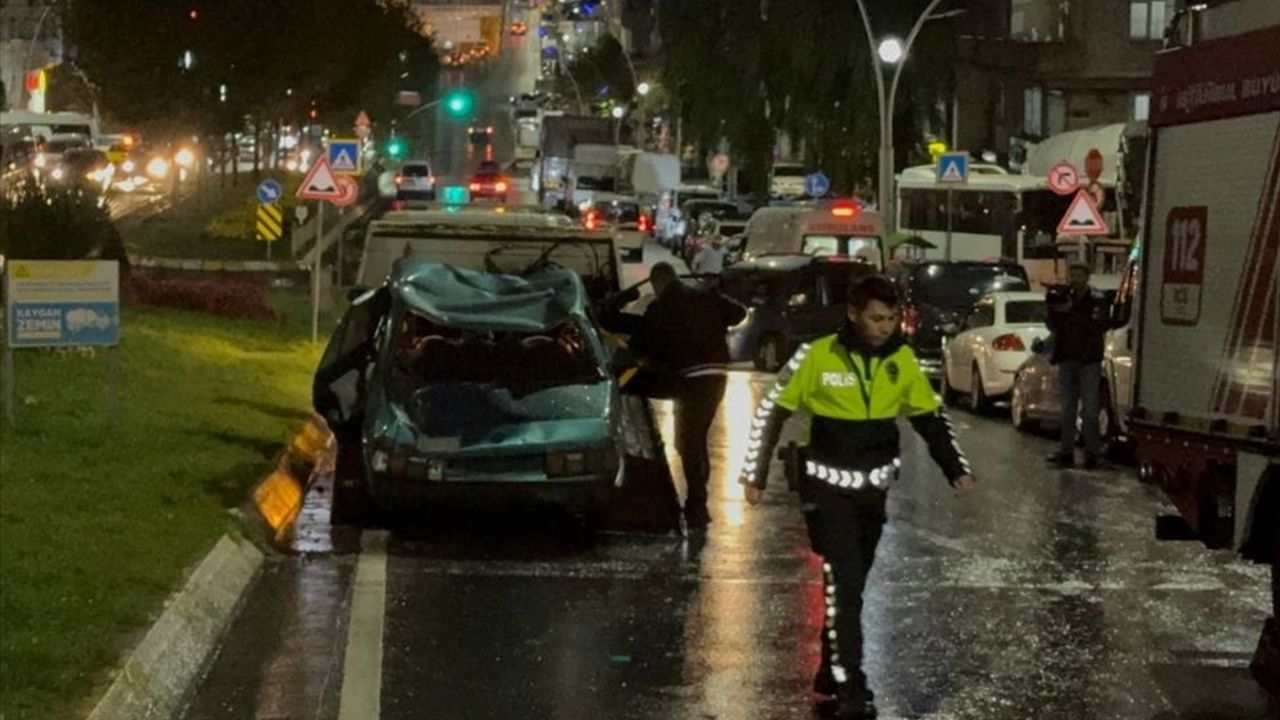 Sultangazi'de Hafriyat Kamyonu Trafik Kazası: 1 Yaralı