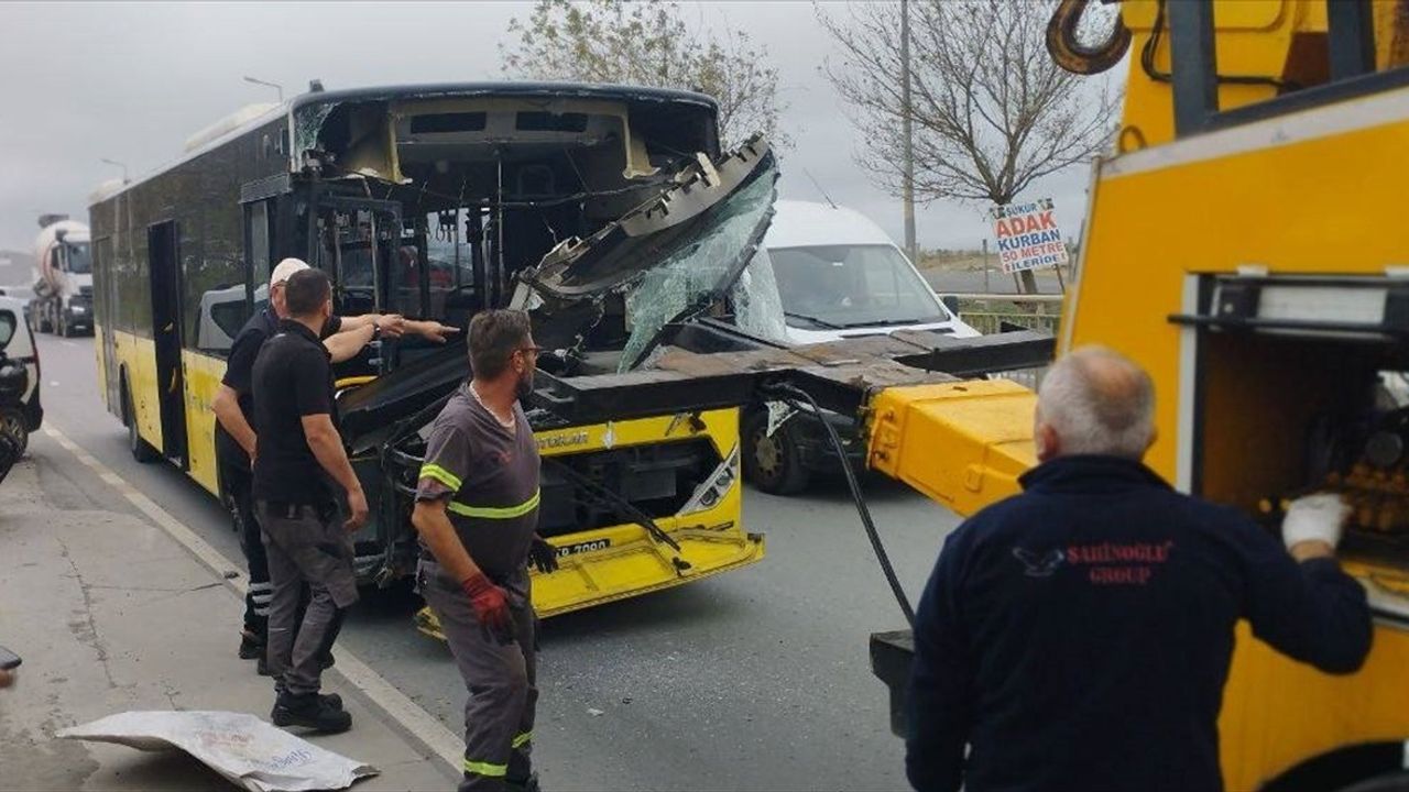 Sultangazi'de İETT Otobüsleri Çarpıştı: 2 Yaralı