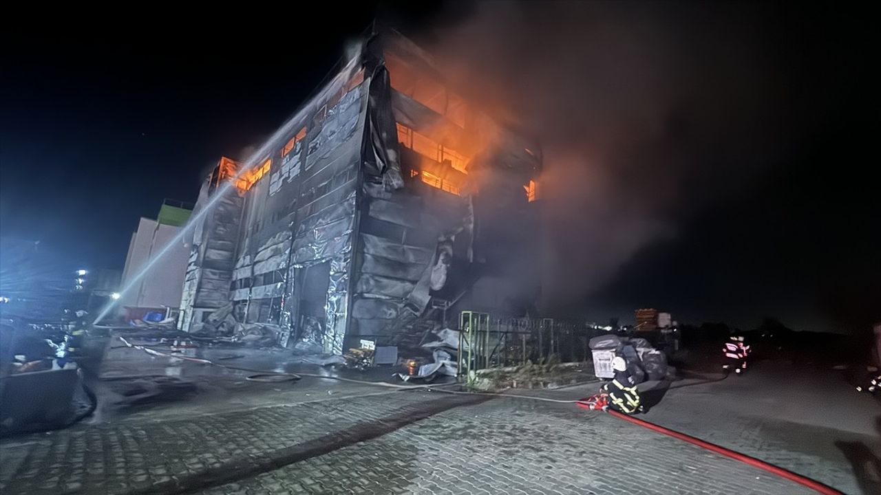 Tekirdağ'da Kozmetik Fabrikasında Yangın Kontrol Altına Alındı