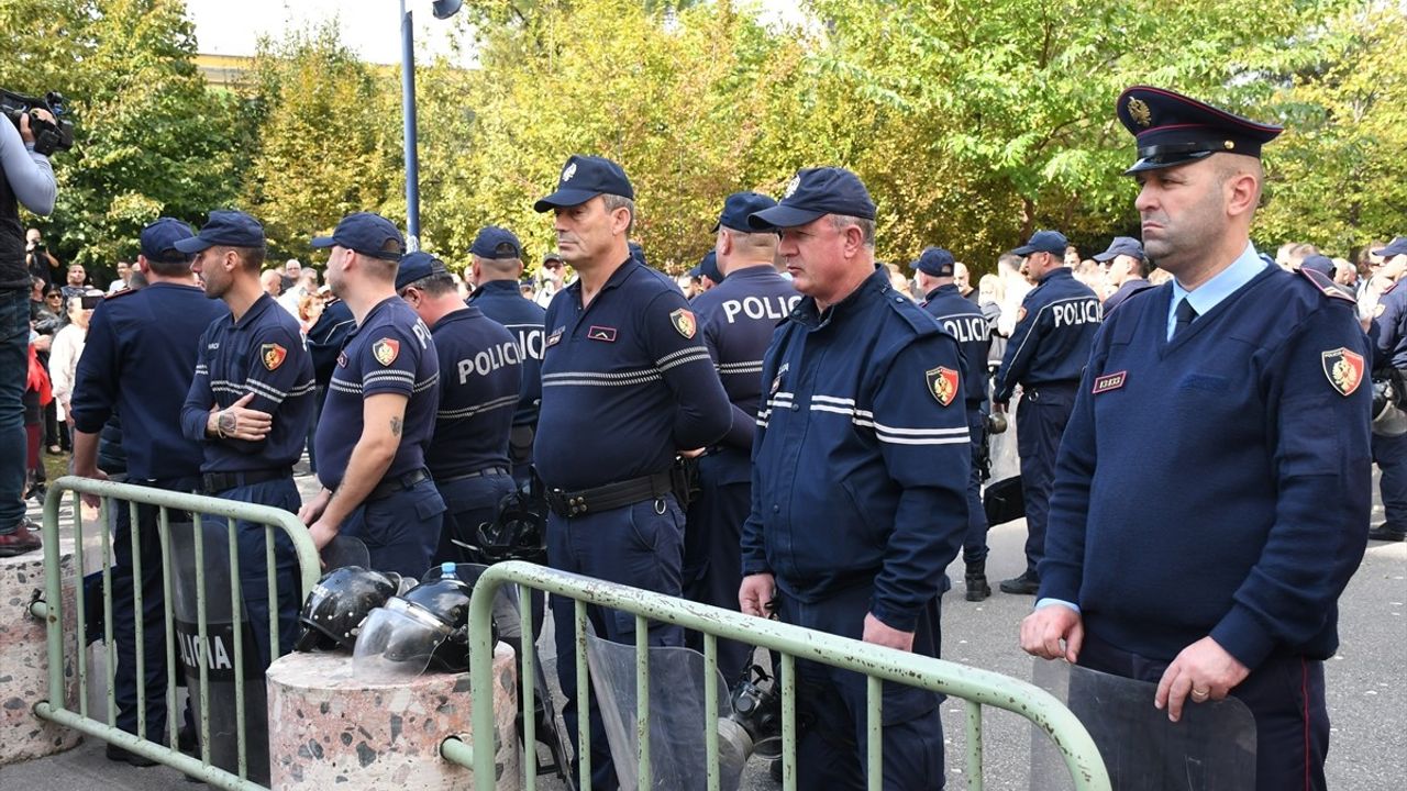 Tiran'da Yolsuzluk İddialarına Karşı Protestolar Devam Ediyor