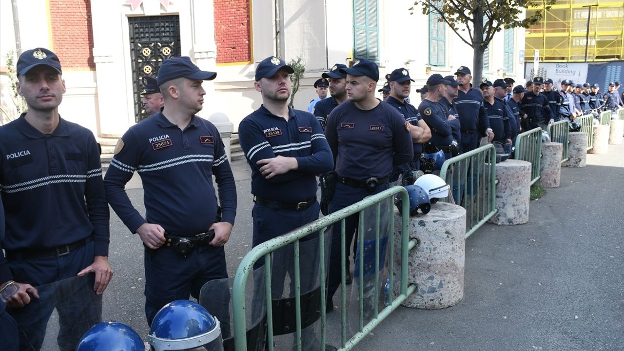 Tiran'da Yolsuzluk İddialarıyla Protestolar Devam Ediyor