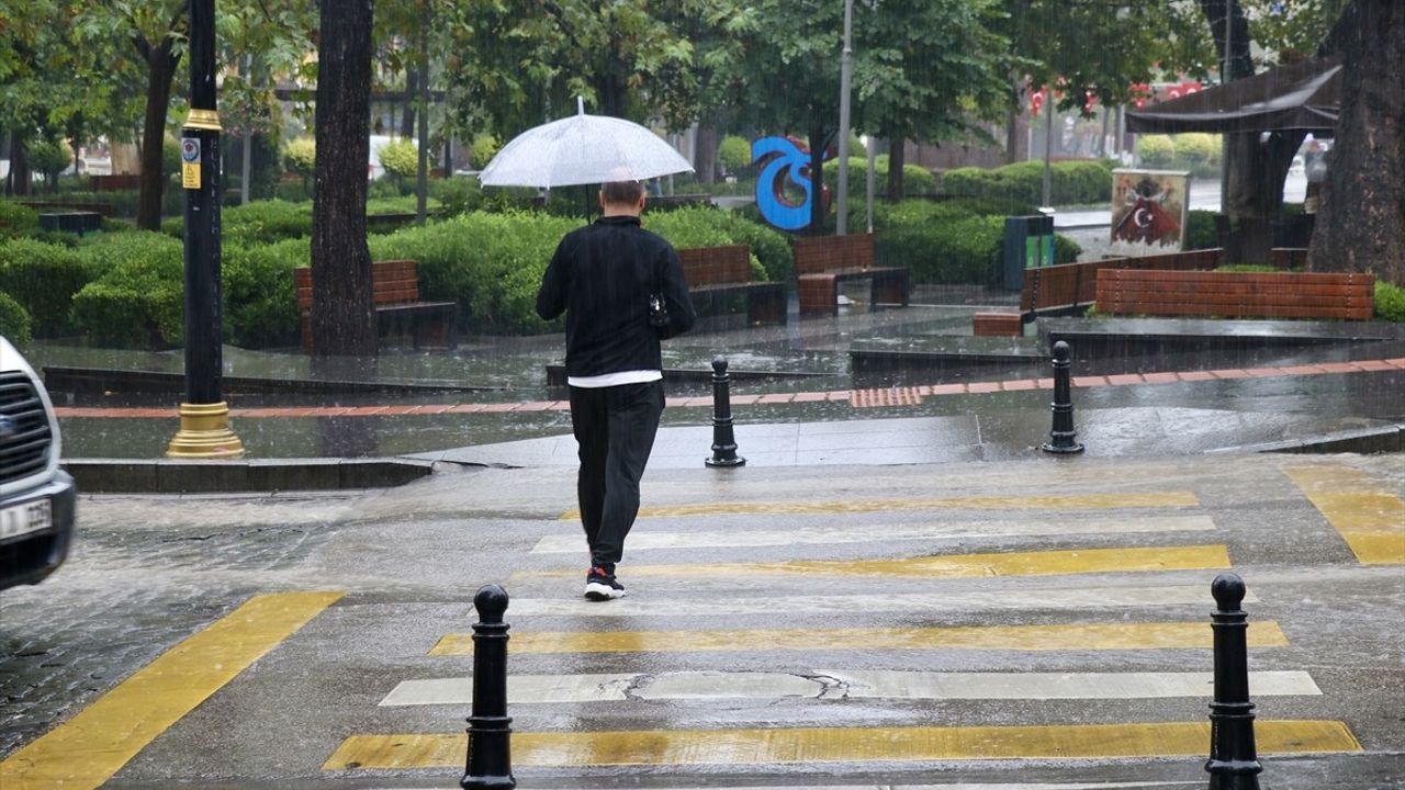 Trabzon'da Sağanak Yağış Hayatı Olumsuz Etkiledi