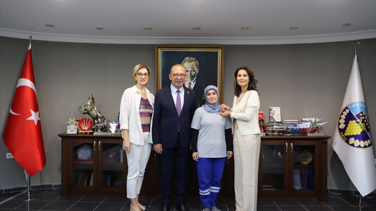 Turgutlu'da Temizlik İşçisi Duyarlılığı: Para Dolusu Çanta Sahibine Ulaştırıldı