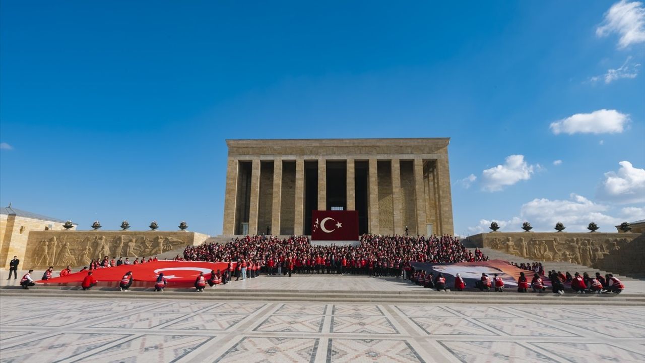 Türk Kızılay Gönüllüleri Anıtkabir'i Ziyaret Etti