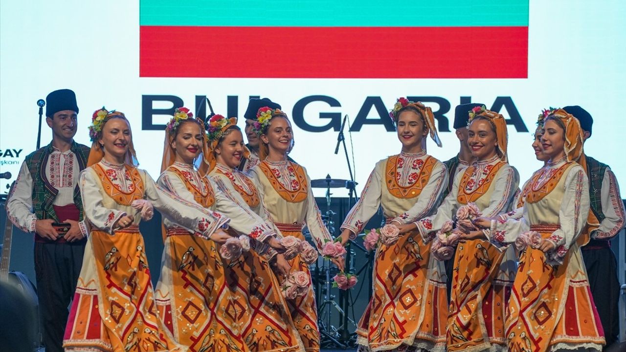 Uluslararası Balkan Dansları Festivali İzmir'de Coşkuyla Başladı