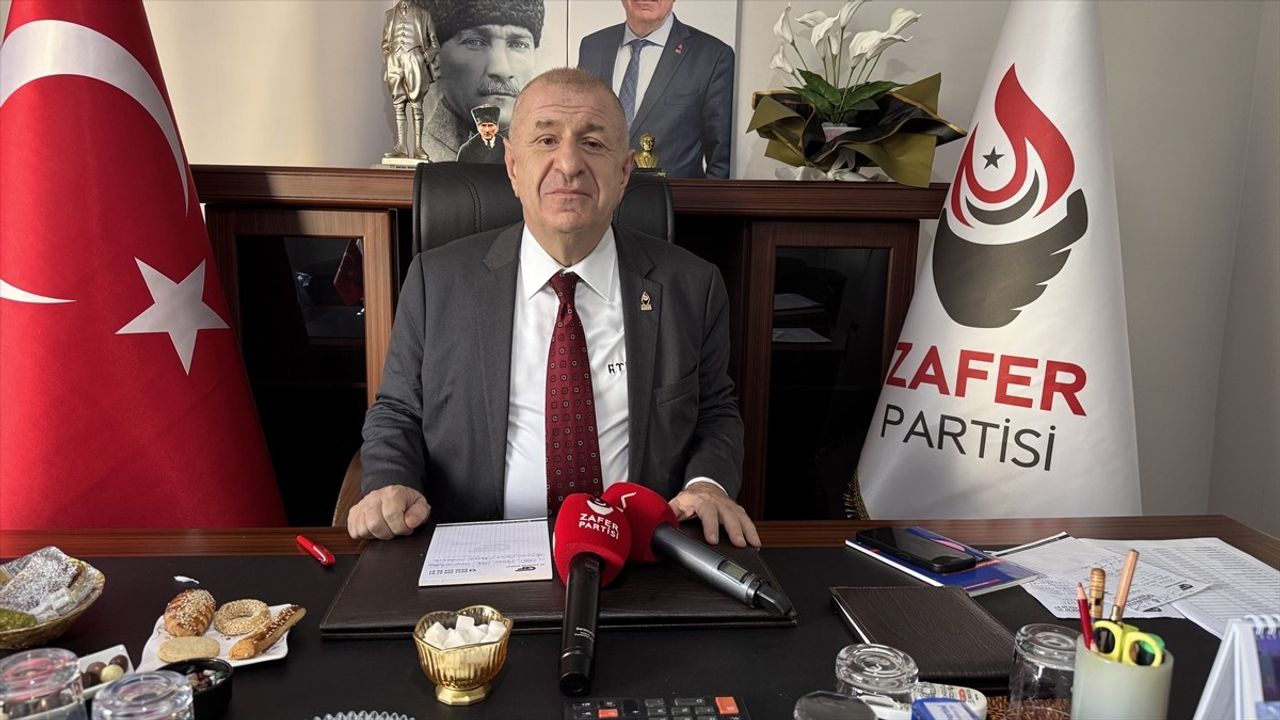 Ümit Özdağ Mersin'de Esnaf Ziyareti ve Parti Açılışları Gerçekleştirdi