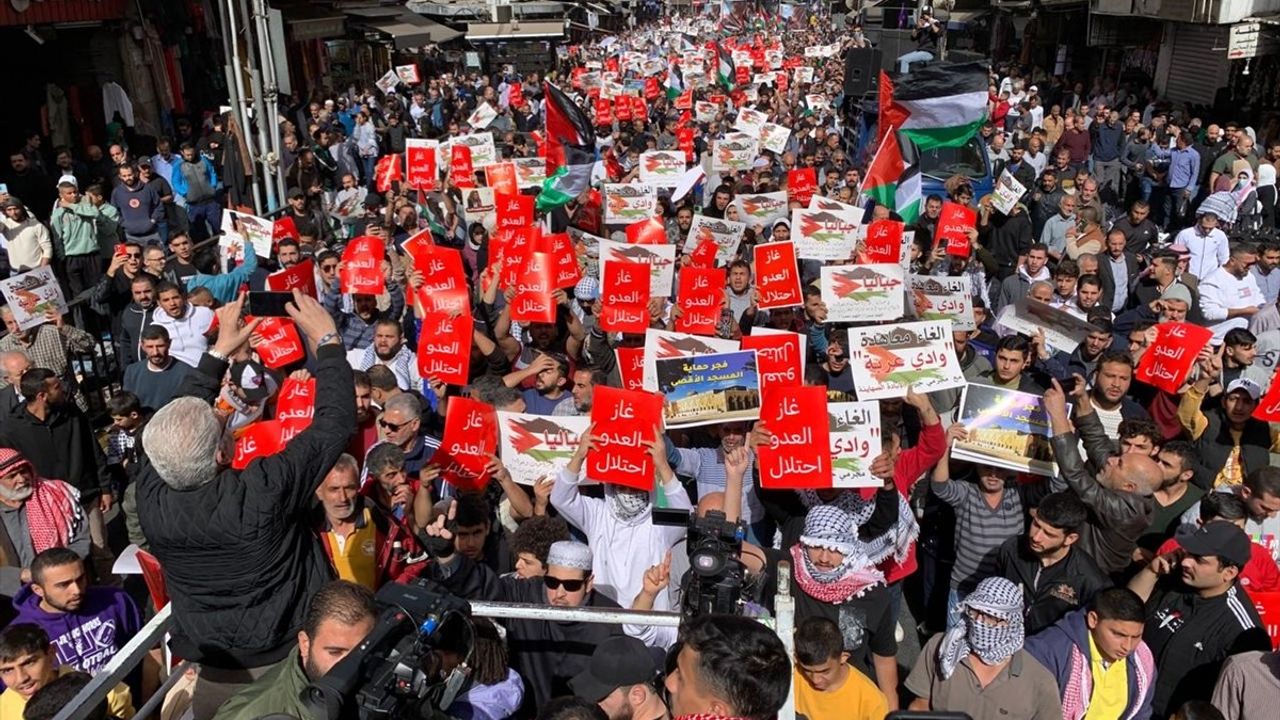 Ürdün'de İsrail'in Gazze Şeridi'ndeki Soykırımına Protesto