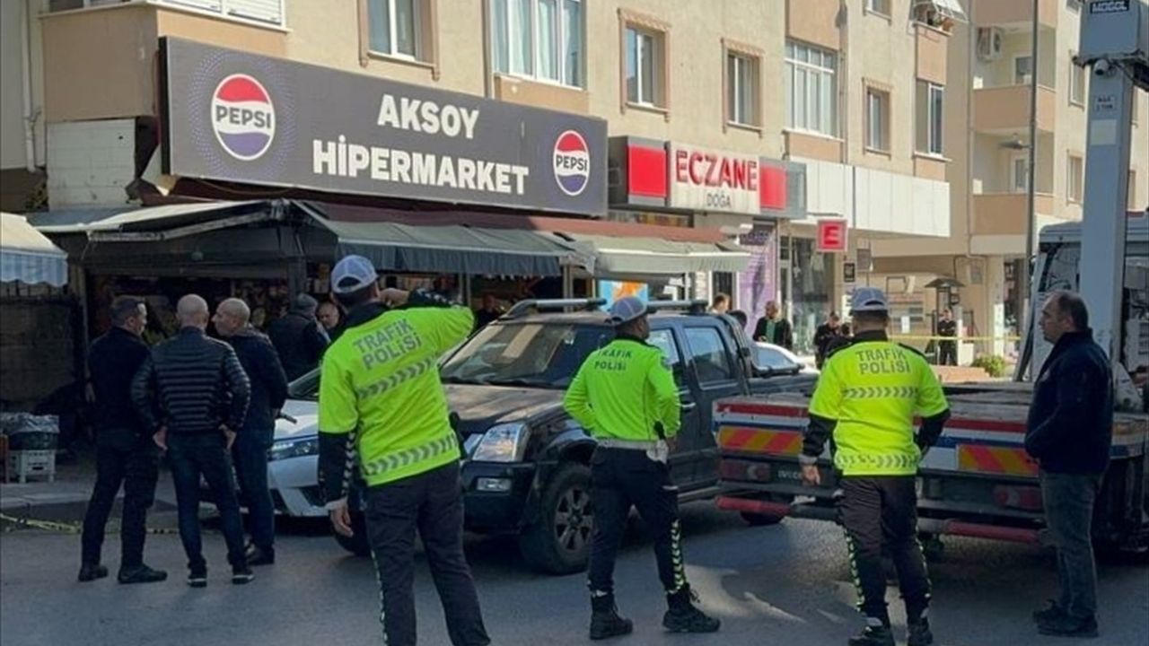 Üsküdar'da Polis Memuruna Çekiçle Saldırı: Baba ve Oğlu Yaralandı