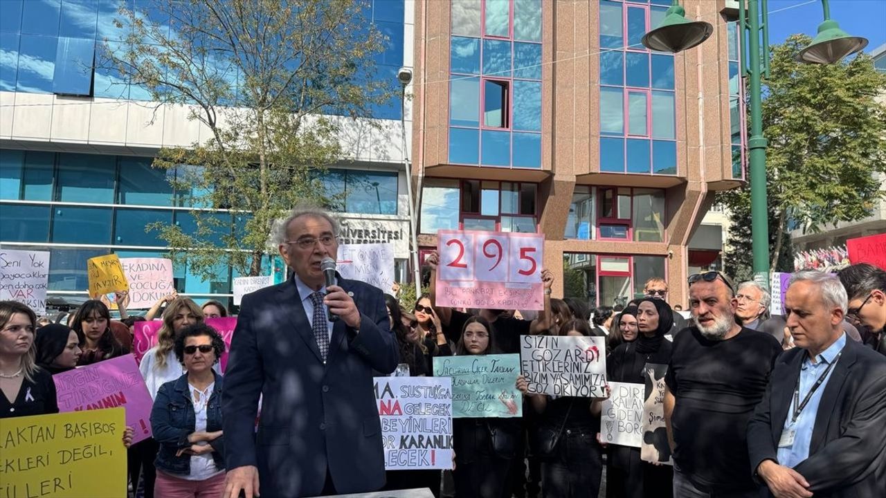 Üsküdar Üniversitesi'nden Kadına ve Çocuğa Yönelik Şiddet Protestosu