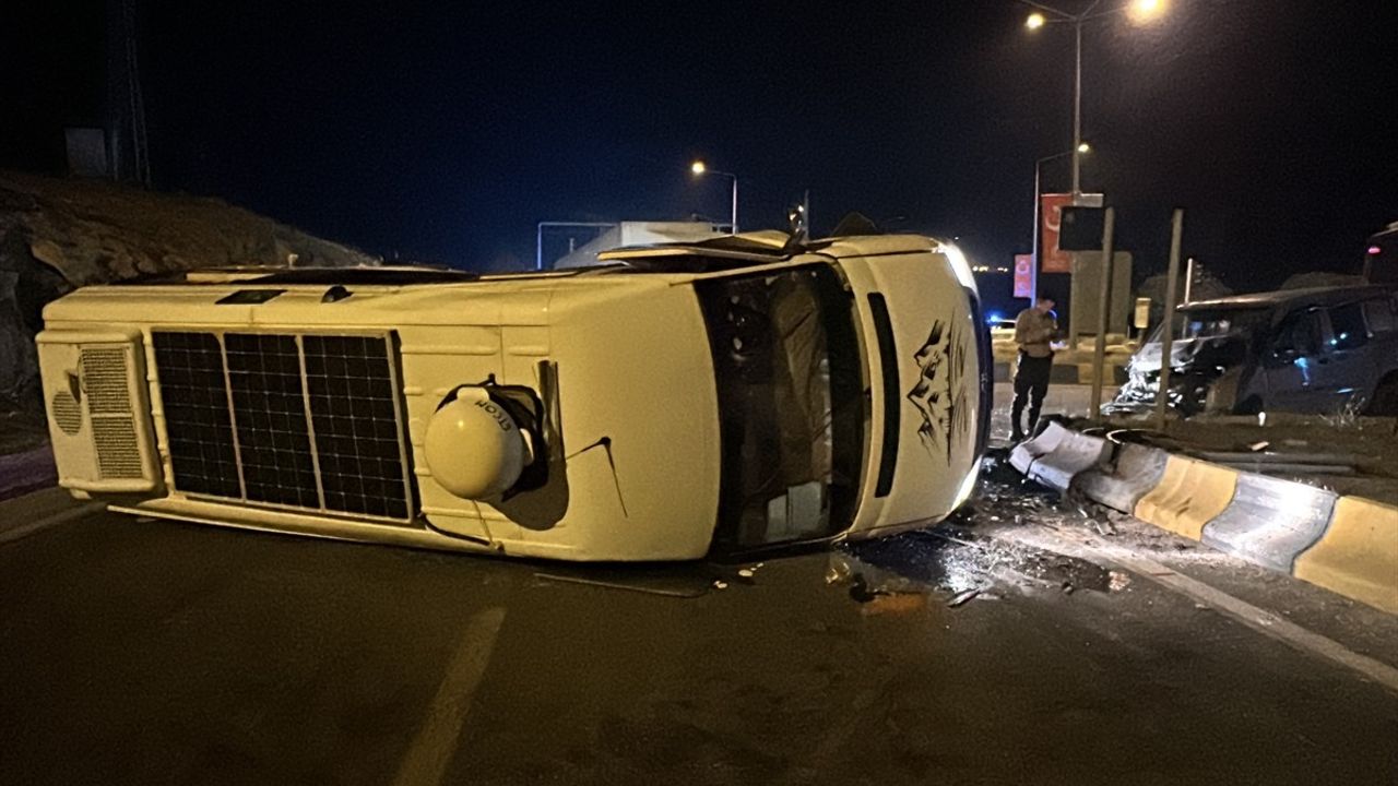 Van'da Minibüs ve Ticari Araç Çarpıştı: 1 Ölü, 7 Yaralı