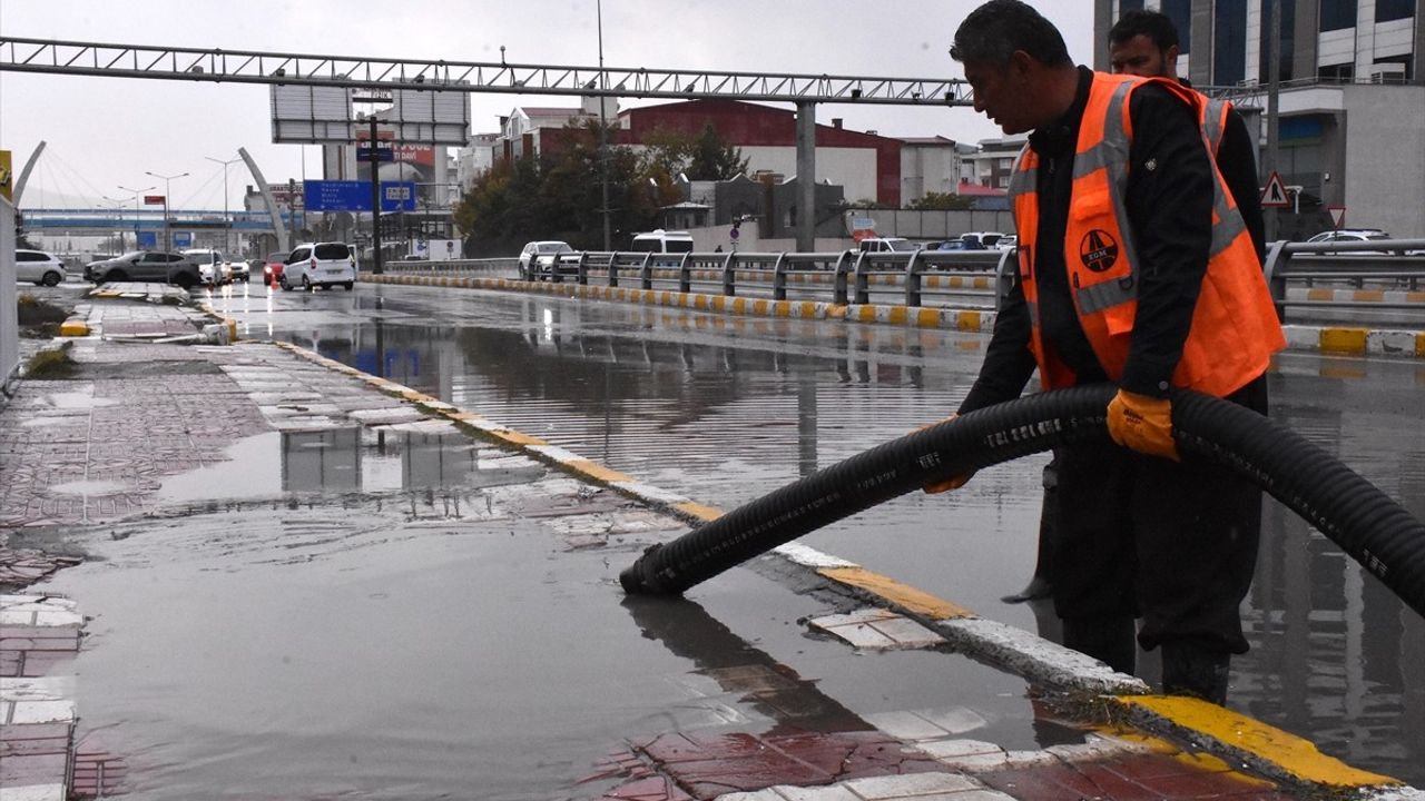 Van'da Sağanak Yağış Hayatı Olumsuz Etkiliyor