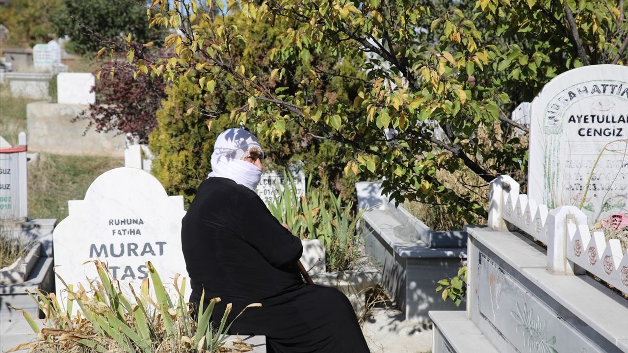 Van Depremi Anısına Tören Düzenlendi