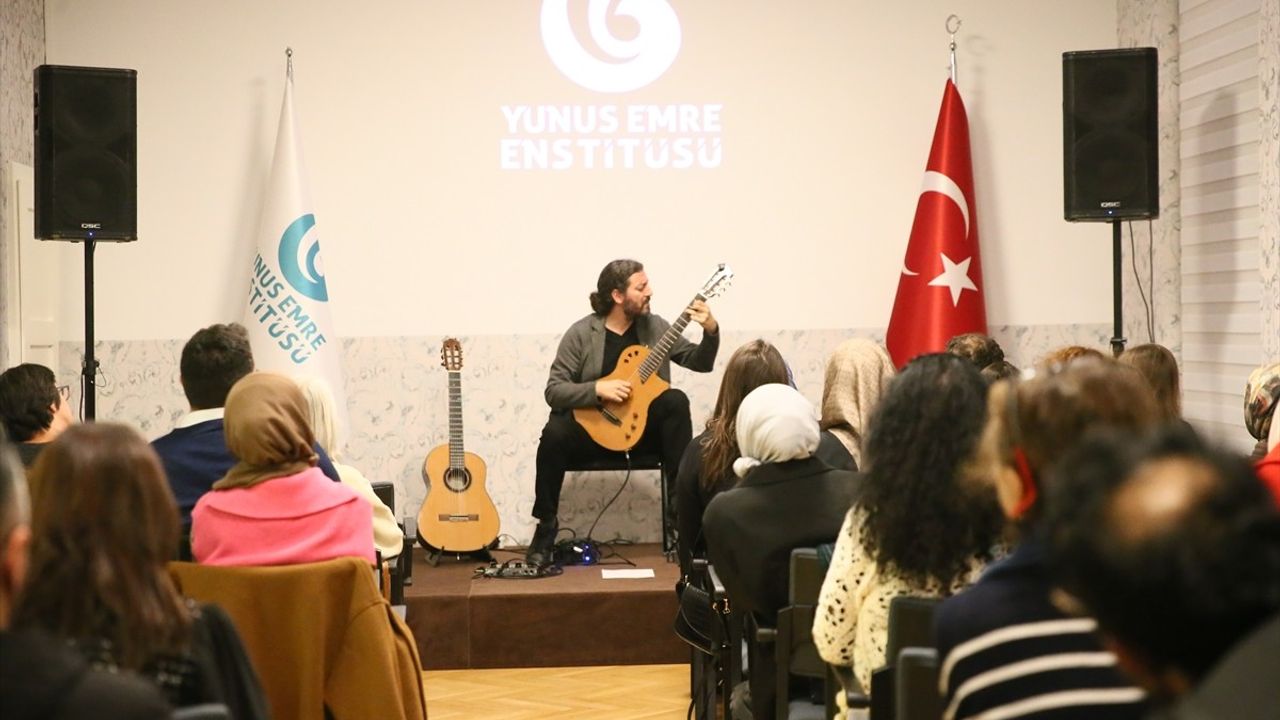 Viyana'da Mikrotonal Gitar Dinletisi