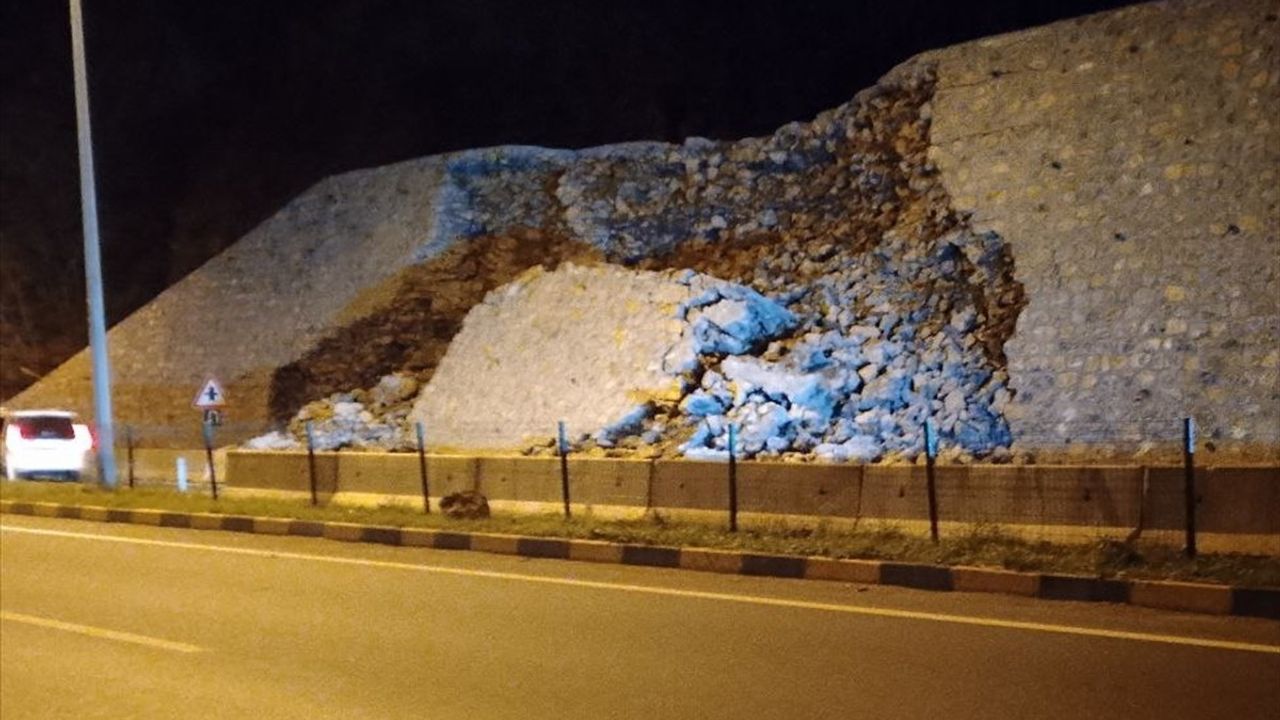 Zonguldak-Alaplı Karayolunda İstinad Duvarı Çöktü