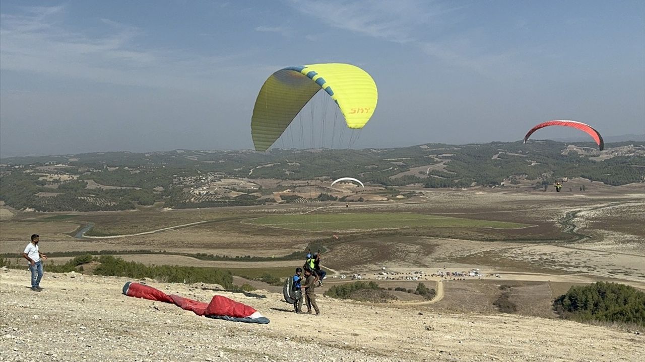 Adana'da 13. Kostümlü Yamaç Paraşütü Festivali Gerçekleştirildi