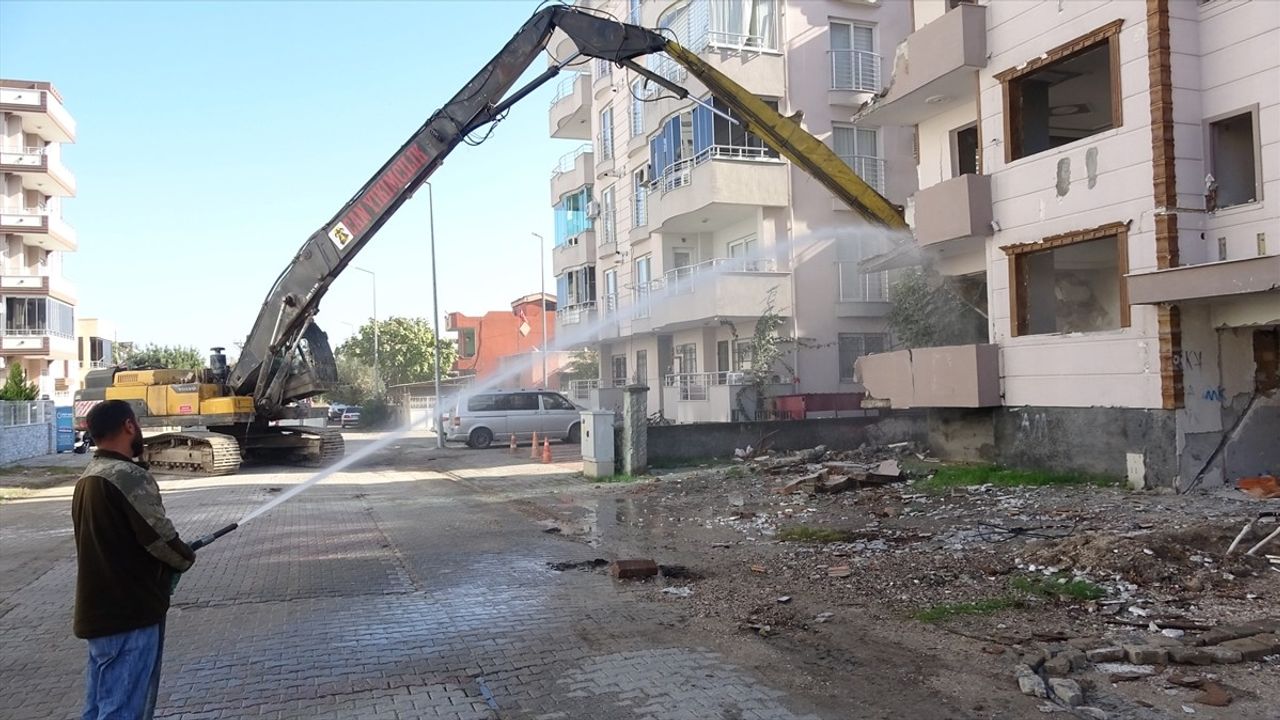 Adana'da Orta Hasarlı Binaların Yıkımı Devam Ediyor