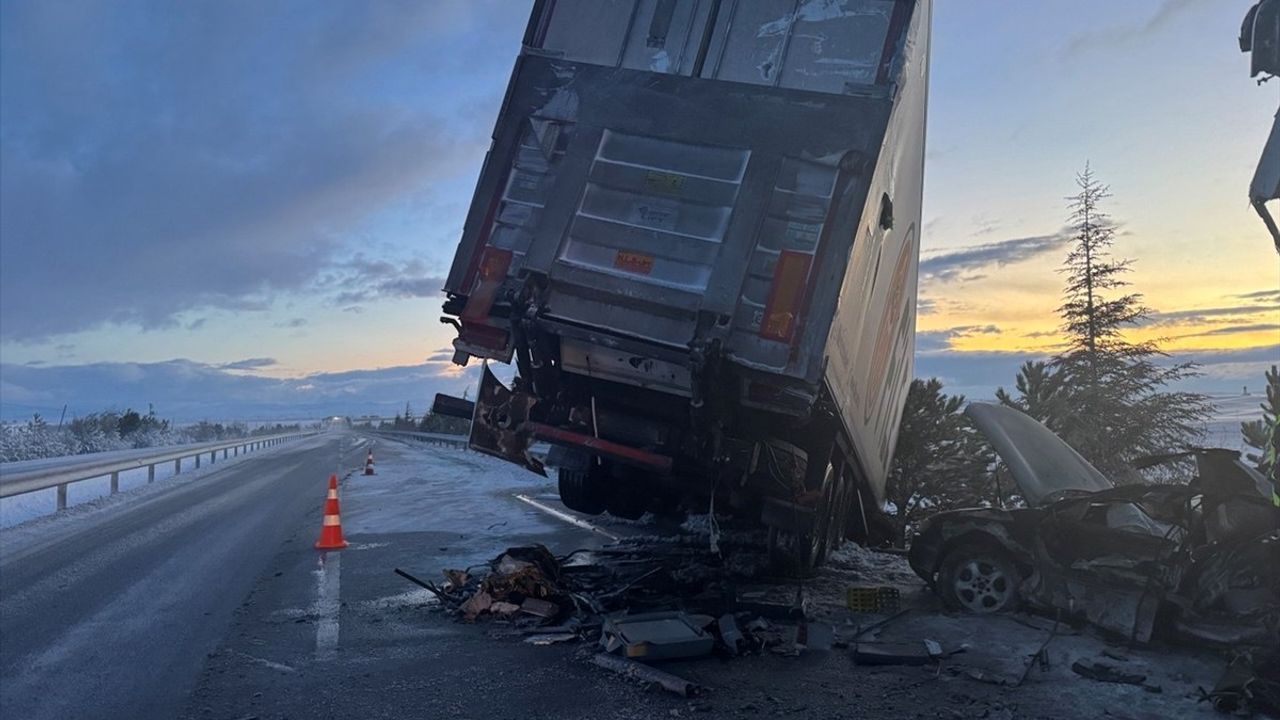 Afyonkarahisar'da Feci Trafik Kazası: 30 Yaralı