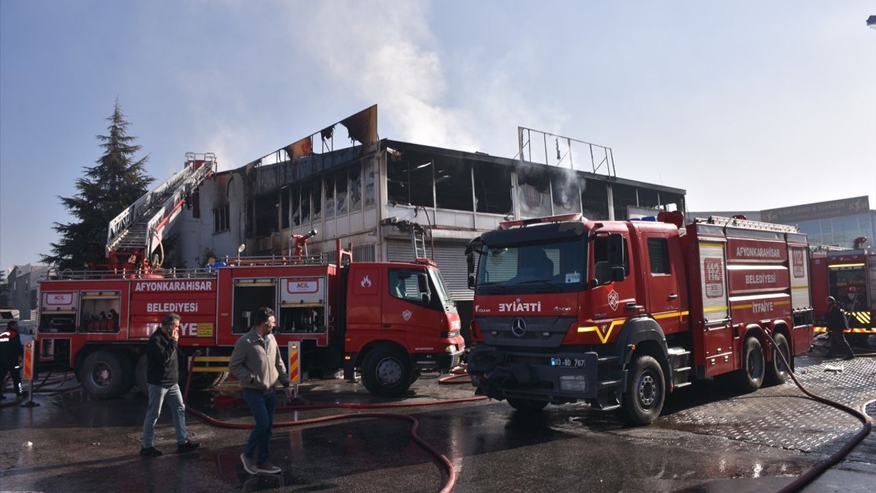 Afyonkarahisar'da Yedek Parça Dükkanında Yangın