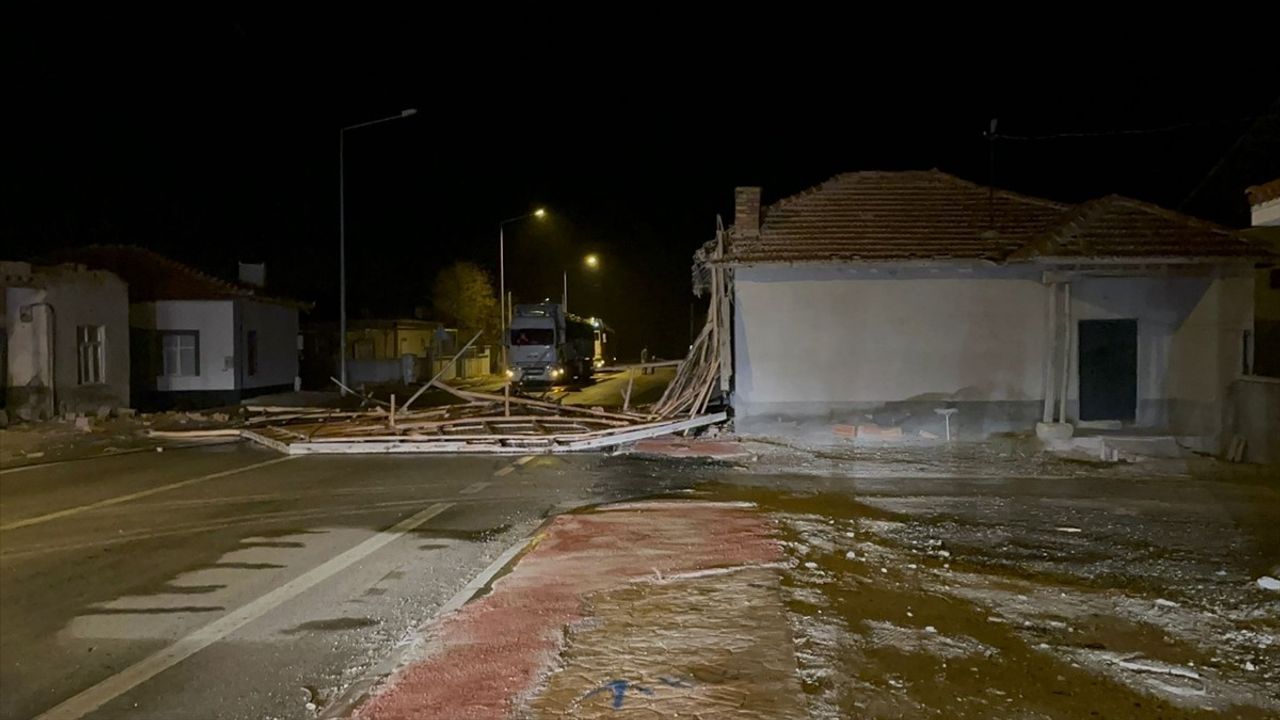 Aksaray'da Fırtına Sonrası Çatı Uçtu