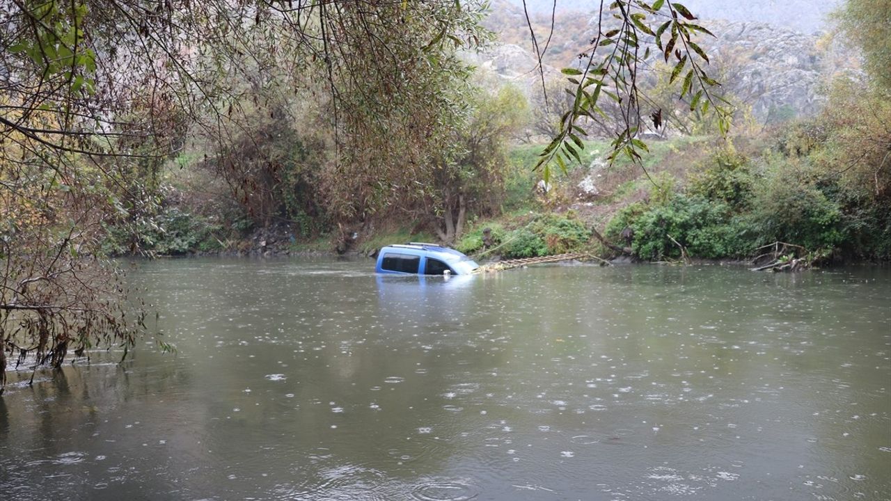 Amasya'da Nehre Düşen Auto Kazasız Atlatıldı