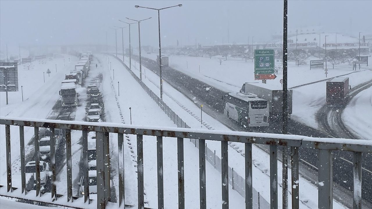 Anadolu Otoyolu'nda Kar Nedeniyle Ulaşım Durduruldu