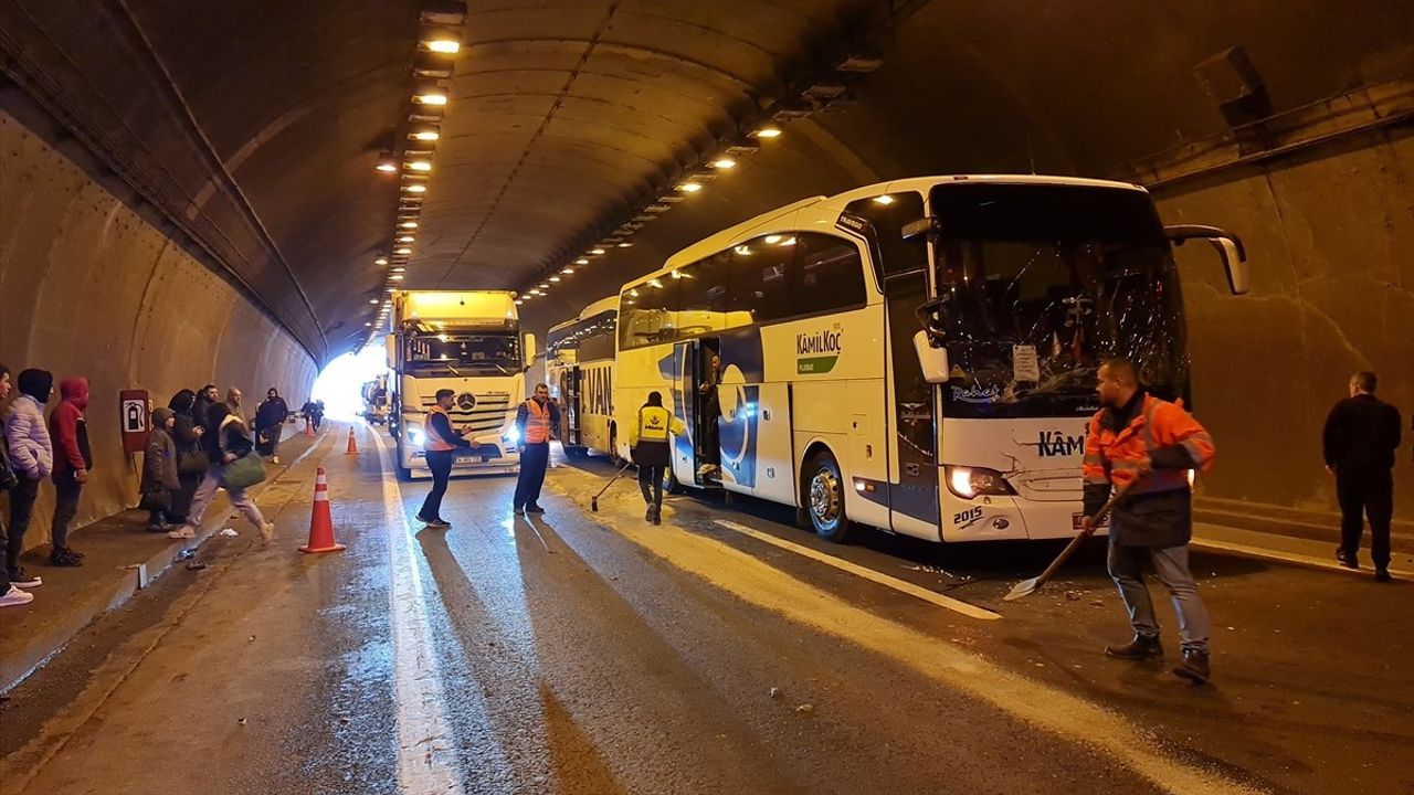 Anadolu Otoyolu'nda Zincirleme Trafik Kazası: 14 Yaralı