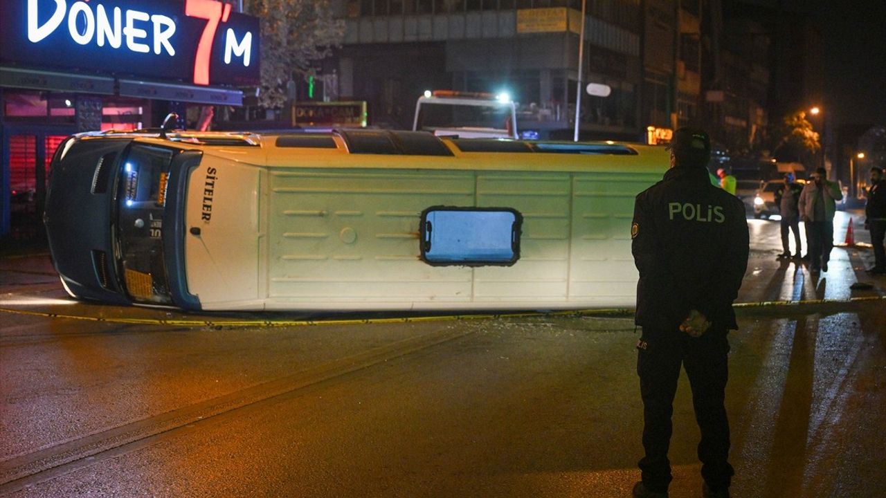 Ankara'da Dolmuş ve Otomobil Çarpıştı: 6 Yaralı