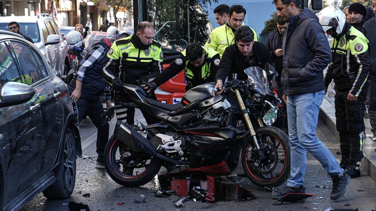 Ankara'da Motorlu Polis Takibinde Kaza: Motosiklet Sürücüsü Yaralandı