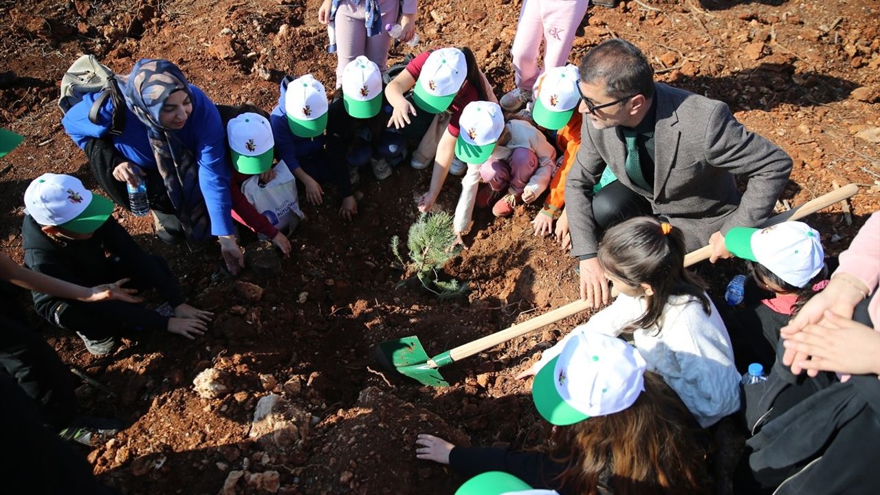 Antalya'da Ağaçlandırma Etkinliği: Fidanlar Toprakla Buluştu