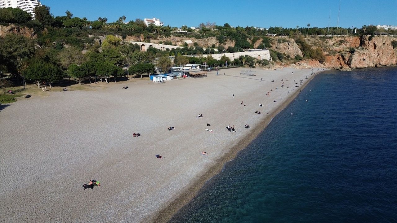 Antalya'da Güneşli Hava Sahilleri Canlandırdı