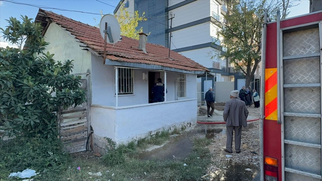 Antalya'da Müstakil Evde Yangın Çıktı