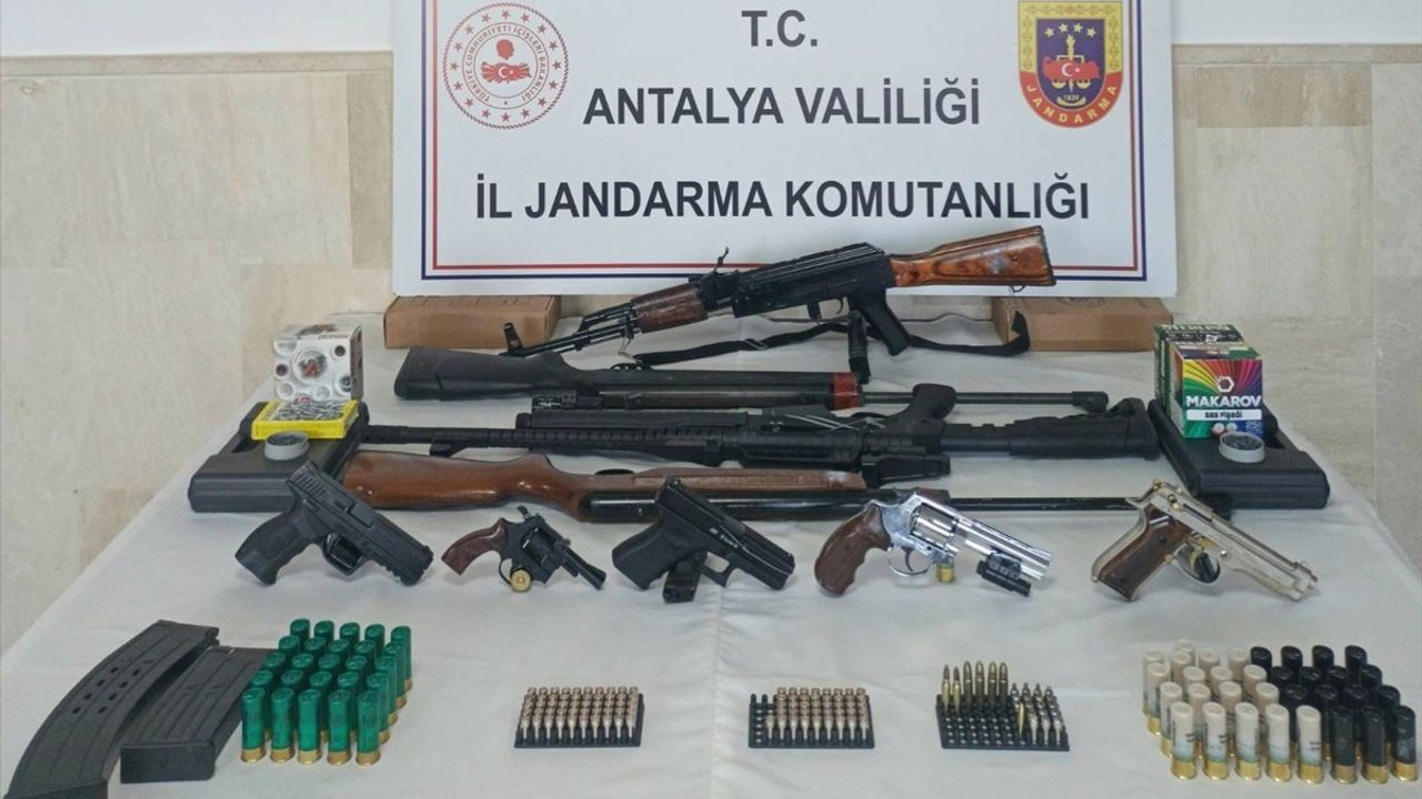 Antalya'da Silah Kaçakçılığı Operasyonu: 7 Kişi Gözaltında