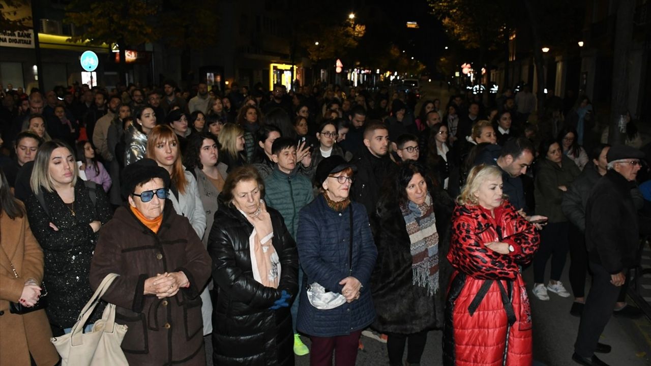 Arnavutluk'ta Akran Şiddetine Karşı Protesto