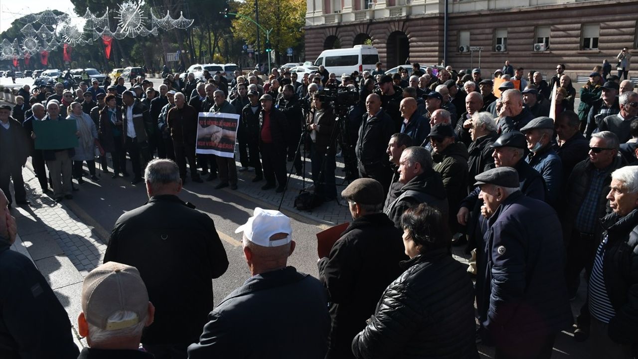 Arnavutluk'ta Emekliler Protesto Düzenledi